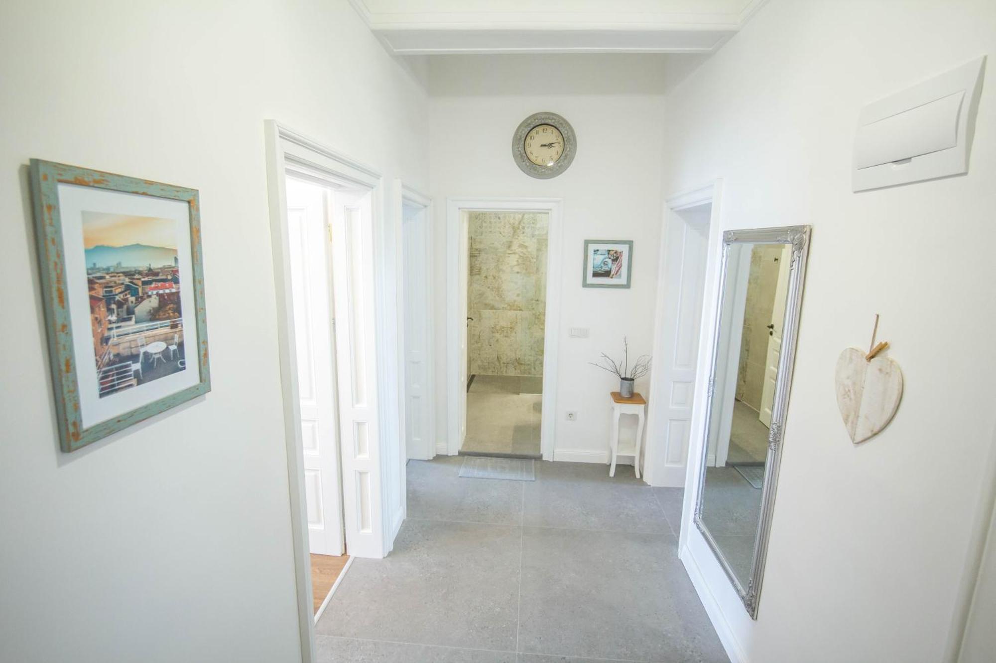 Lion's Bridge Boutique 2bdrm Apt, Center Gem