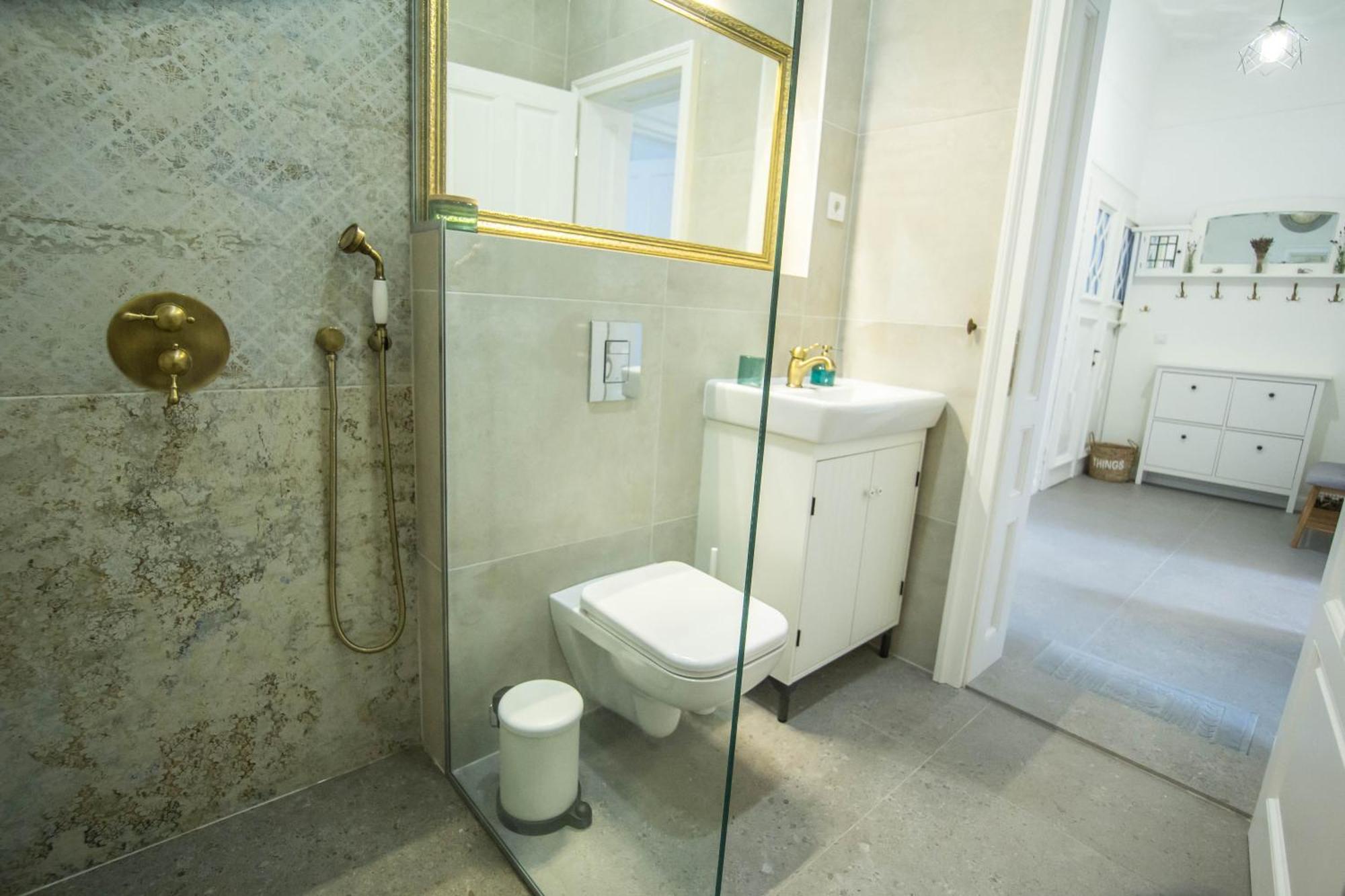 Lion's Bridge Boutique 2bdrm Apt, Center Gem *